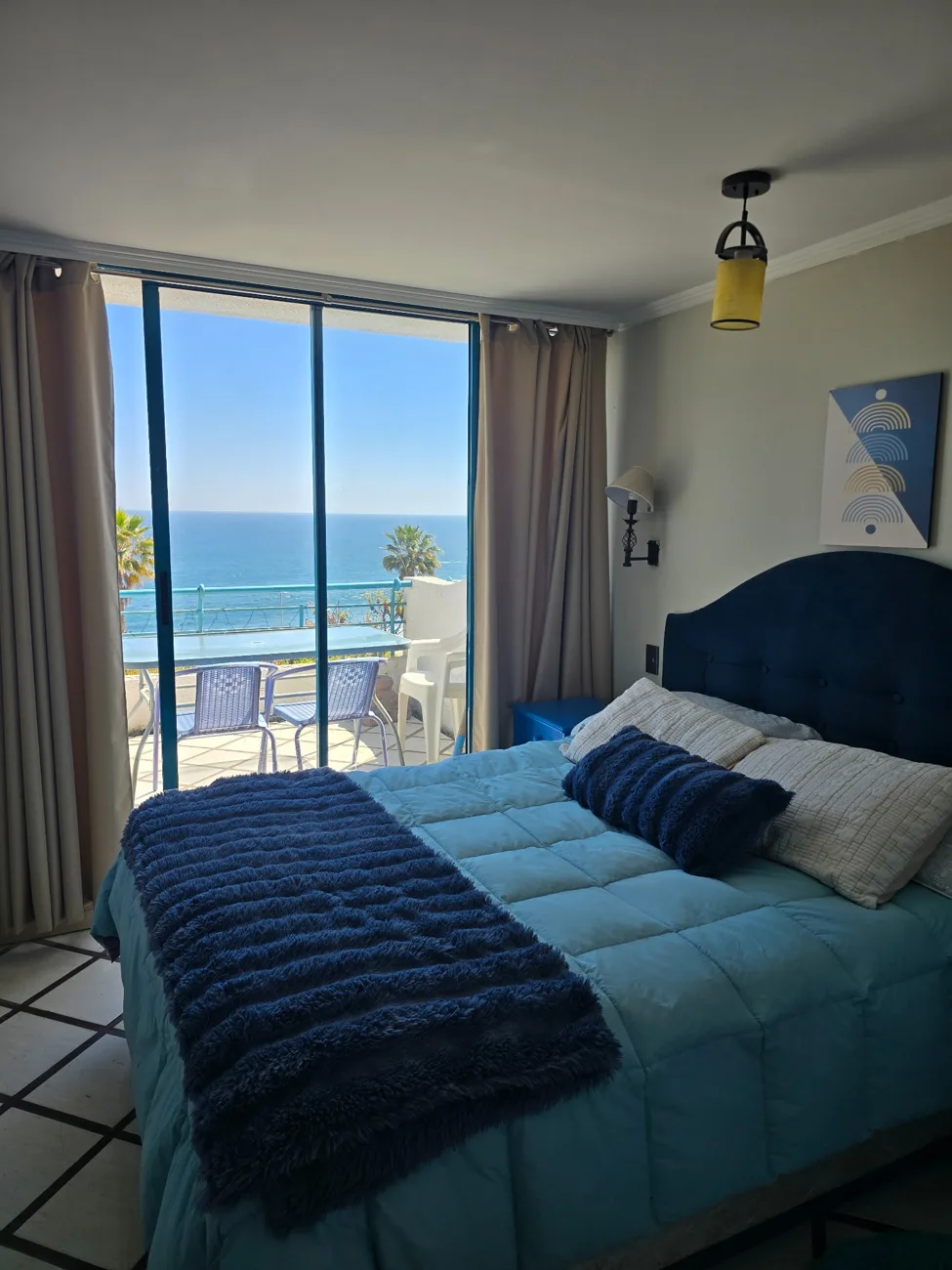 Dormitorio matrimonial con vista al mar