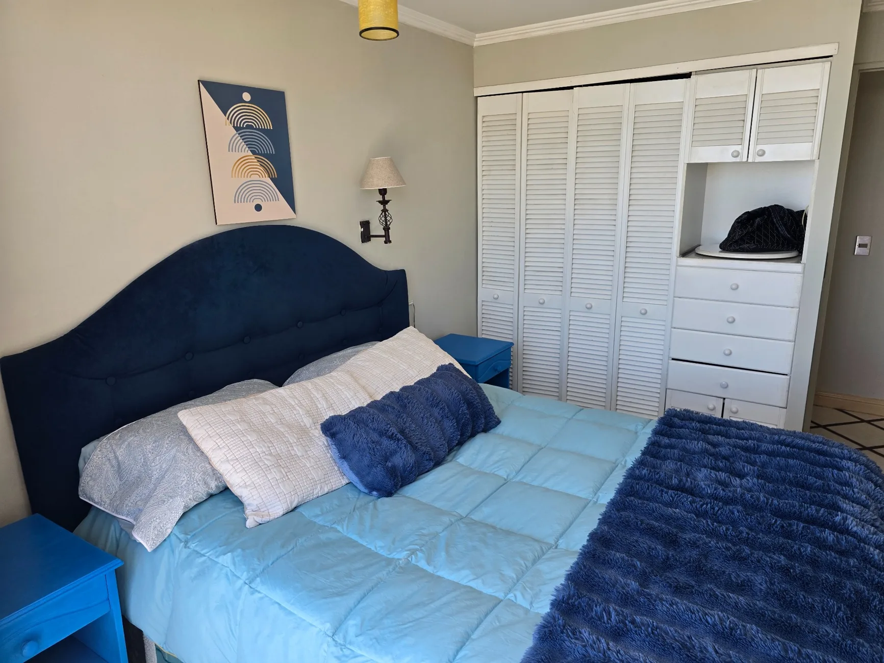 Dormitorio y cama matrimonial